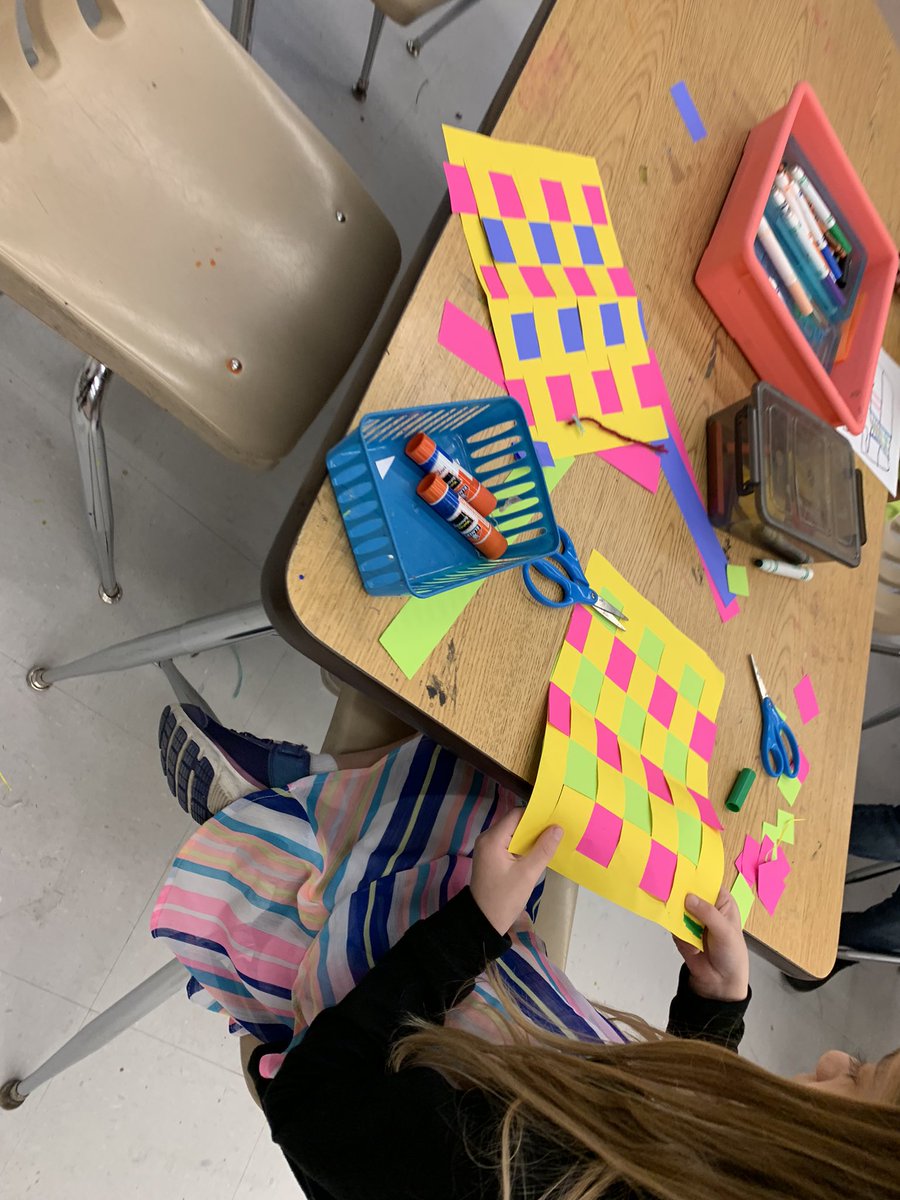 mrs_interdonato's tweet photo. Kindergarten and first graders are paper weaving! @HorizonElem89 https://t.co/wwHaNEaD4j