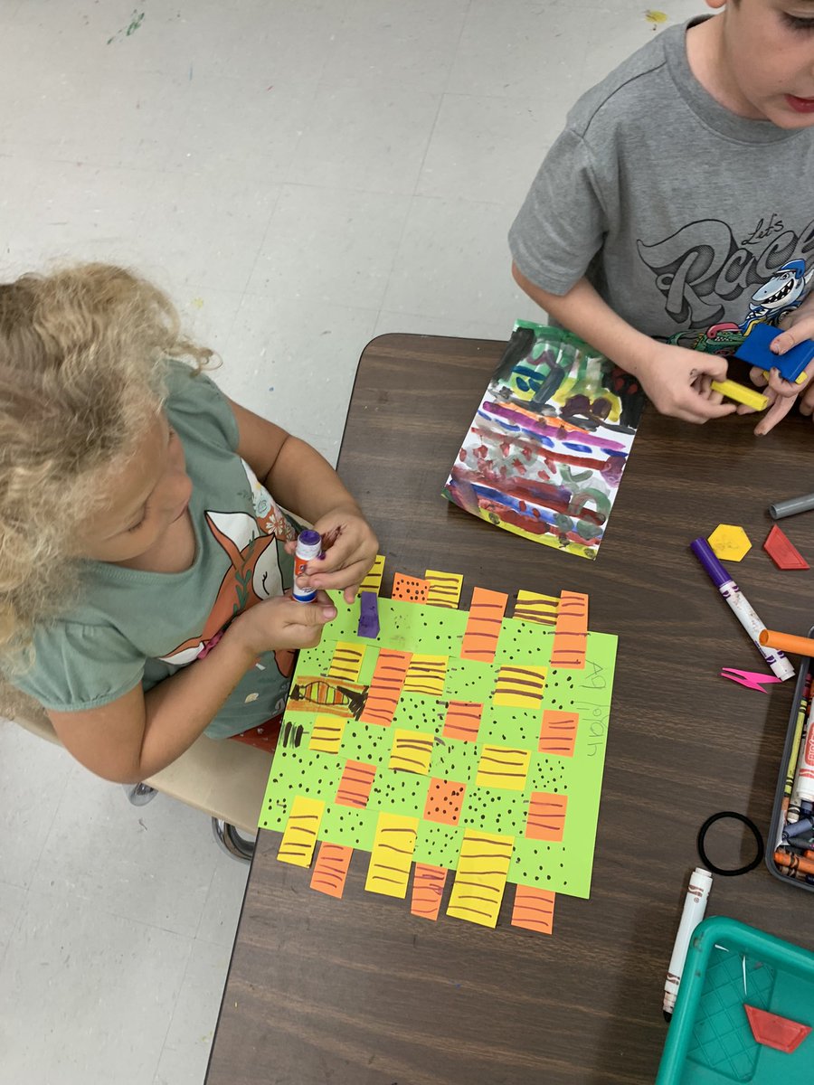 mrs_interdonato's tweet photo. Kindergarten and first graders are paper weaving! @HorizonElem89 https://t.co/wwHaNEaD4j
