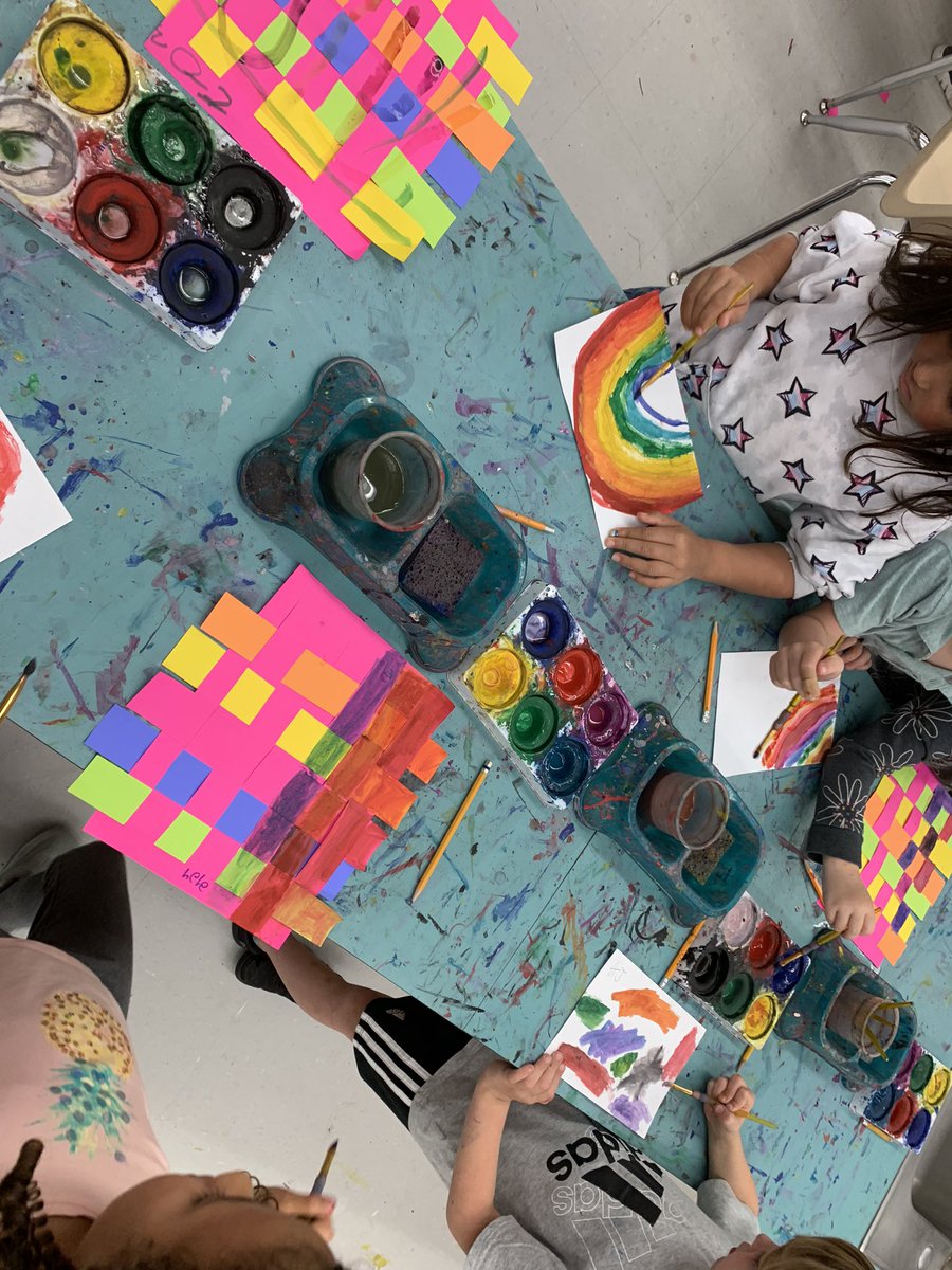 mrs_interdonato's tweet photo. Kindergarten and first graders are paper weaving! @HorizonElem89 https://t.co/wwHaNEaD4j