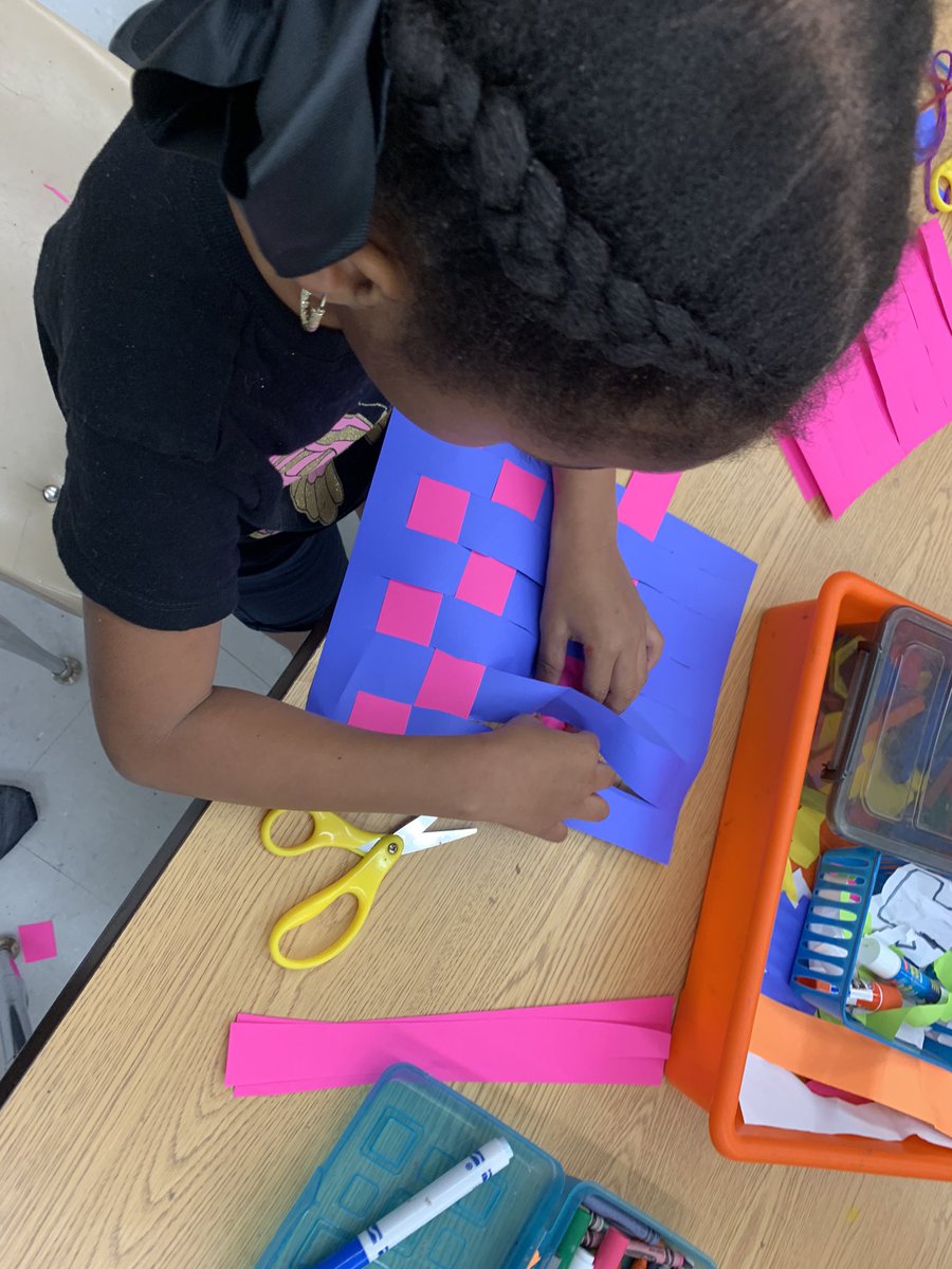 mrs_interdonato's tweet photo. Kindergarten and first graders are paper weaving! @HorizonElem89 https://t.co/wwHaNEaD4j