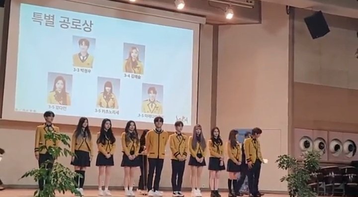 [PHOTO] 230209 — YEONKYU receive a special achievement award at the #graduation ceremony of School of Performing Arts Seoul 💛👨‍🎓🖤

#ATBO #에이티비오