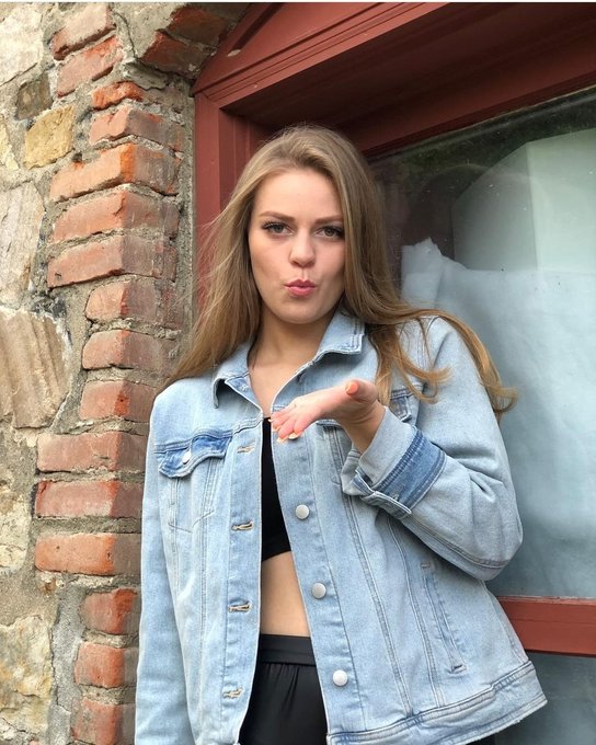 Happy #HumpDay am i your #wcw ? https://t.co/1Wnyl24E6m<a href="/tag/humpday"class="tags">#HumpDay</a><a href="/tag/wcw"class="tags">#wcw</a>