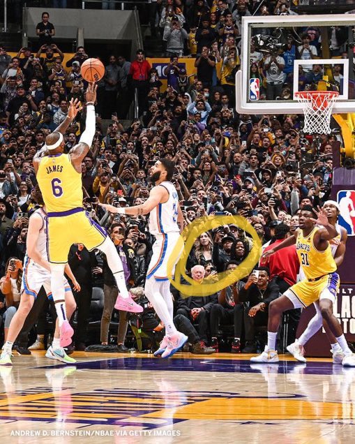 ItsOnTheFritz__'s tweet photo. @Hawk Props to these 3 people actually watching the shot with their eyes https://t.co/HYsOfcoY1X
