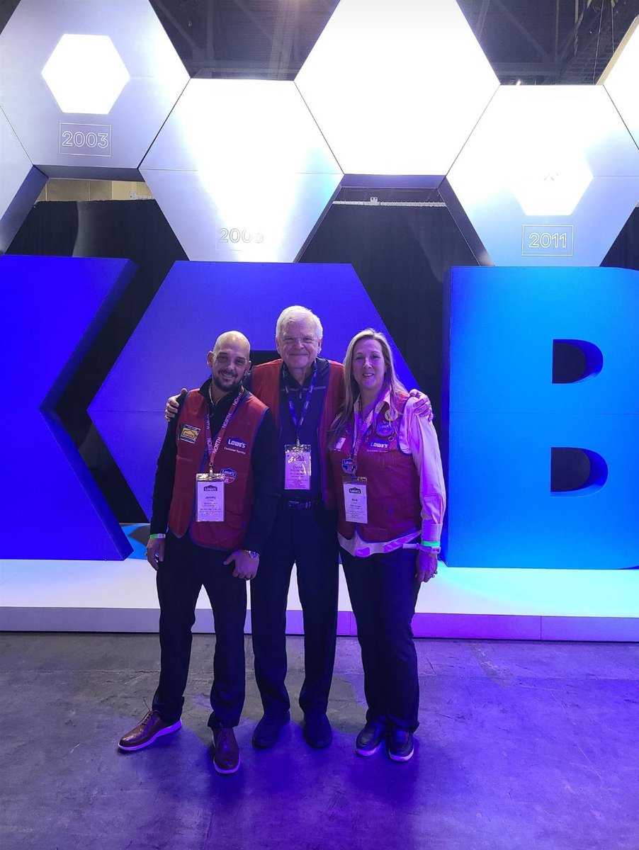 Perks of running a Board of Director store is having a great working relationship with one our investors David Batchelder!! #LowesSMM <a href="/kukuk_jeremy/">Jeremy Kukuk</a> #LancasterProud