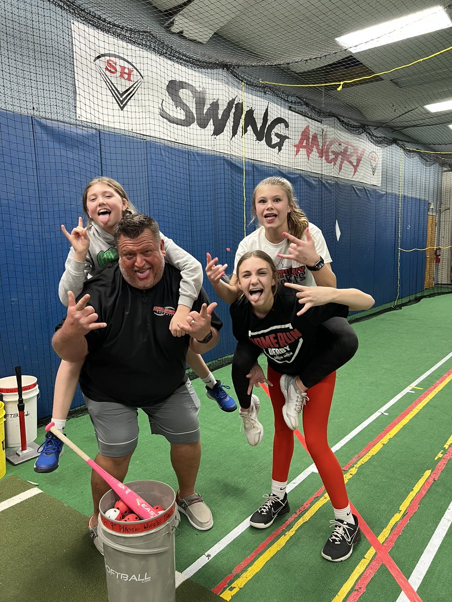 KendallBuch2's tweet photo. Volleyball practice with my @SPMSGreenwaves team followed by hitting lessons @academy_smash then back home to study for an algebra test. 😩 #studentathlete #kj2softball #classoff2028 #swingangry #girlsingreen @FusionSB_ @FusionHobgood @spmsgreenwaves  #multisportathlete #12U https://t.co/VHhvh7I0C2