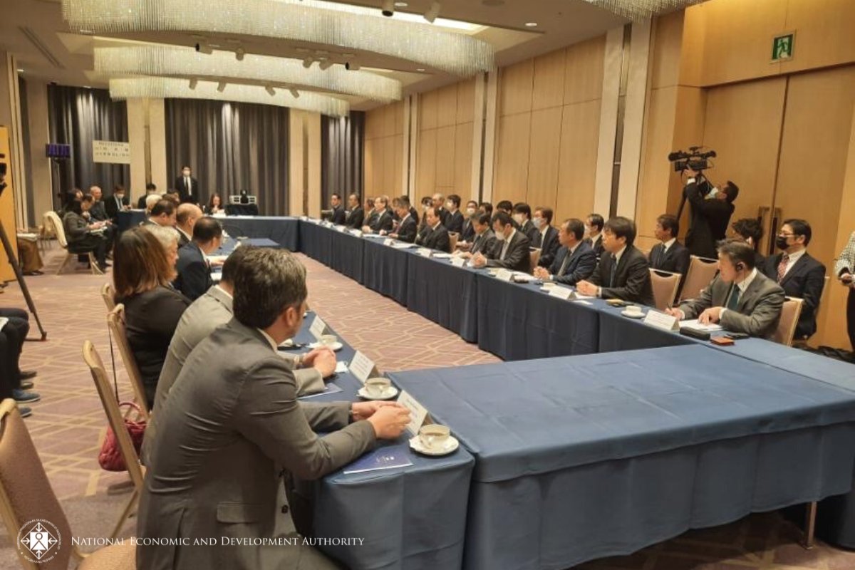 NEWS UPDATE: Nakipagpulong si PBBM kasama ang iba pang miyembro ng delegasyon ng Pilipinas, sa mga kinatawan ng mga kumpanya na nakatuon sa mga produkto gaya ng semiconductor, electronics, at wiring harnesses, ngayong Huwebes, Feb. 9, 2023 sa Tokyo, Japan. 

1/2