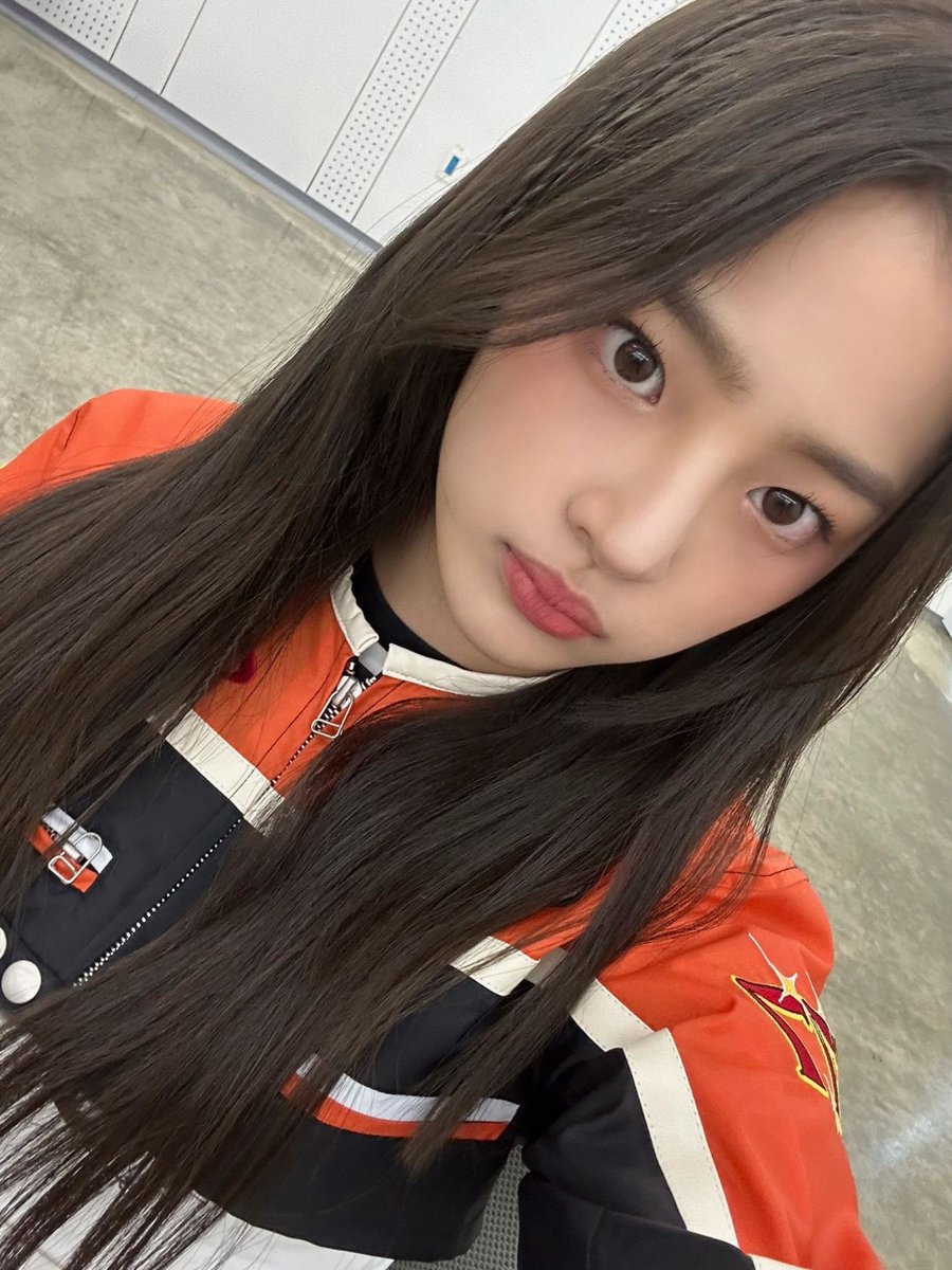 minjigallery's tweet photo. LOOK AT HER https://t.co/I3TTn2DCSU