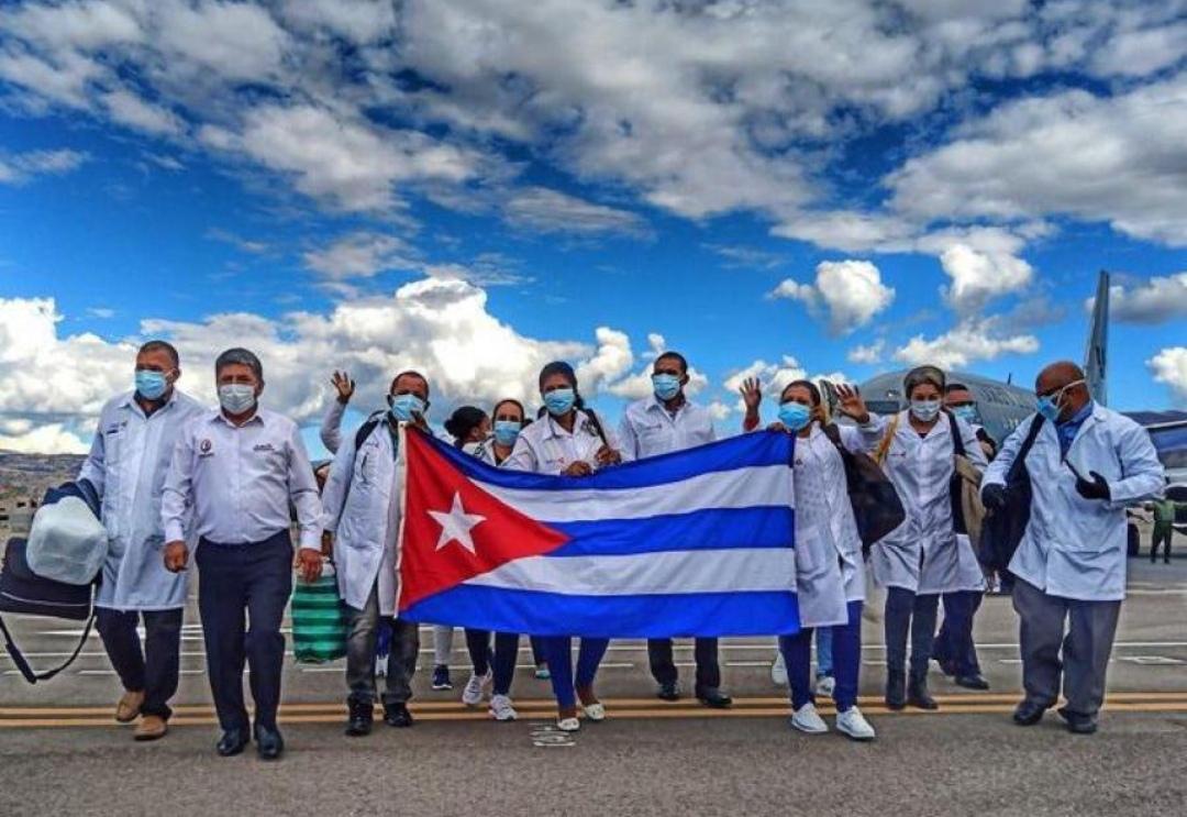 StgoUjc's tweet photo. Nuestros Médicos  ya se encuentran en Türkiye 🇹🇷 y Siria 🇸🇾 para ayudar a ambos pueblos tras el devastador terremoto. 
#CubaCoopera y ayuda a sus amigos, nuestra solidaridad y altruismo siempre estará para los que nos necesiten. 
#FuerzaTurquia . https://t.co/Opz1CPpCVl