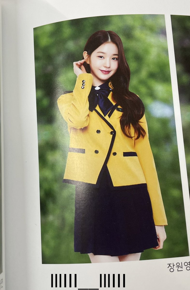 Strrychenle's tweet photo. wonyoung ngga ada penyesalan kalau buka buku tahunan sekolahnya lagi https://t.co/JcjkMrghCY