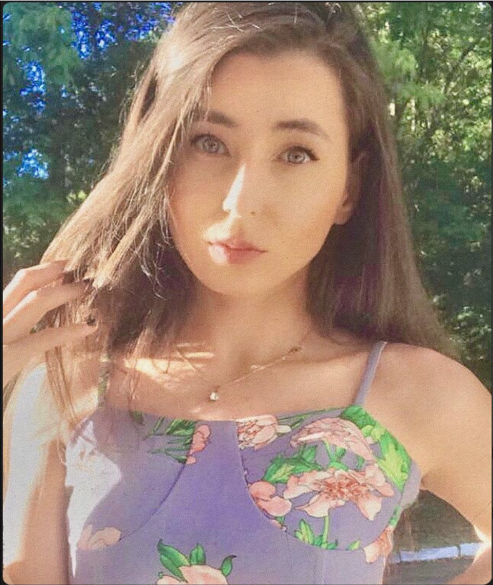 La ganadora a Periodista de Esports del año es:

🥇 <a href="/lauagnolin/">Lau Agnolin 🎙LoL Esports LATAM</a> 
🥈 <a href="/kevoesports/">Kevin Aiello</a> 
🥉 <a href="/LucasBenaim/">Lucas Benaim</a>