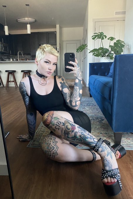 Should I grow my pixie back? 🖤 https://t.co/eEiEAFDl0s