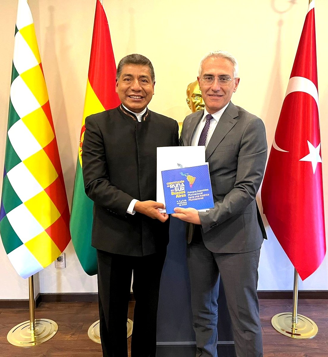 En el marco de la "Diplomacia de los Pueblos"
Compartimos los documentos constitutivos de. "RUNASUR". la Unasur de los pueblos, al Embajador de La República de Turquia, Eran Yalçın
RUNASUR integra a Las Organizaciones Sociales y los Pueblos Indigena Originarios de la region