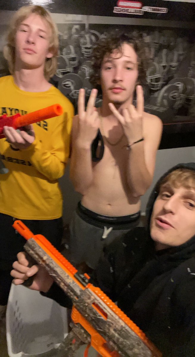 vanilla_killas's tweet photo. After long night of hunting Gavin is back with 2 kills thanks to Douglas. Killas up 4v3 @shsnerf23 @shsgelato https://t.co/WAzGEJP5m9