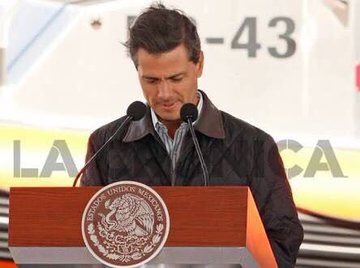 epigmenioibarra's tweet photo. Ayotzinapa no fue un hecho aislado, fue parte de un patrón de corrupción y represión.
La desaparición de los 43 normalistas en Iguala sintetizó la descomposición del régimen político mexicano.
Somos memoria.
¡Empezamos PaseDeLista1al43 ahora! https://t.co/sumW0tLryM