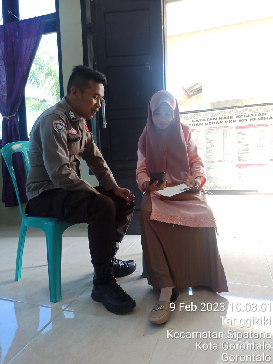 DomiliUlman's tweet photo. Menyambangi warga sambil mensosialisasikan tentang aplikasi Dumas Presisi. 
#polisi
#polripresisi
#polisiindonesiea
#polisihumanis
#polresgorontalokota
#divisihumaspolri
#temanpolisi
#humaspolresgorontalokota
#kapolresgorontalokota https://t.co/XHFVMV81yX