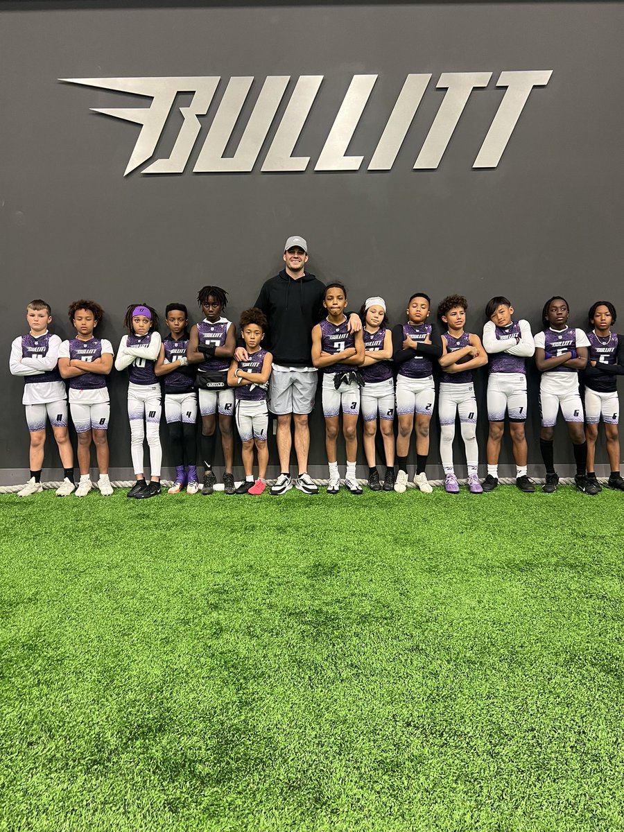 QB @DoegeJarret coming in and dropping some knowledge for the 10U. The Pro’s giving back to the youth 🤝 Thank you bro! This is going to be a great year @BullittFA #BelieveTheHype #AirRaid #TrustTheProcess