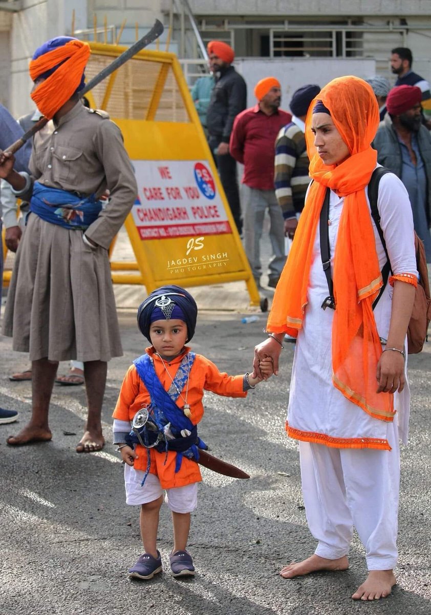 AranavpartapB's tweet photo. ਸੰਗਲਾਂ 'ਚ ਬੰਨੇੰ ਵੀ ਉਹ ਲੜੀ ਜਾਂਦੇ ਜੰਗ ਨੇ
ਰਿਹਾ ਨਹੀਂ ਕਰੇ ਉਹ ਡੇਟਾਂ ਗਈਆਂ ਲੰਘ ਨੇ
-----------
ਤੇਜ਼ ਹਵਾਵਾਂ ਰੁੱਖ ਨੂੰ ਡੇਗ ਸਕਦੀਆਂ ਪਹਾੜਾਂ ਨੂੰ ਨਹੀਂ
ਪਿੰਜ਼ਰੇ ਸ਼ੇਰਾਂ ਨੂੰ ਕੈਦ ਕਰ ਸਕਦੇ ਆ ਦਹਾੜਾਂ ਨੂੰ ਨਹੀਂ
#ReleaseSikhPrisoners #FreeSikhsPrisoners #SikhTwitter https://t.co/dgAlXg9kaE