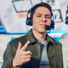 El ganador a Analista de Esports del año es:

🥇 <a href="/LordJirall/">Daniel del Castillo</a> 
🥈 <a href="/blue_mx/"></a> 
🥉 <a href="/ProfeAndresX/">Andrés Jamit</a>