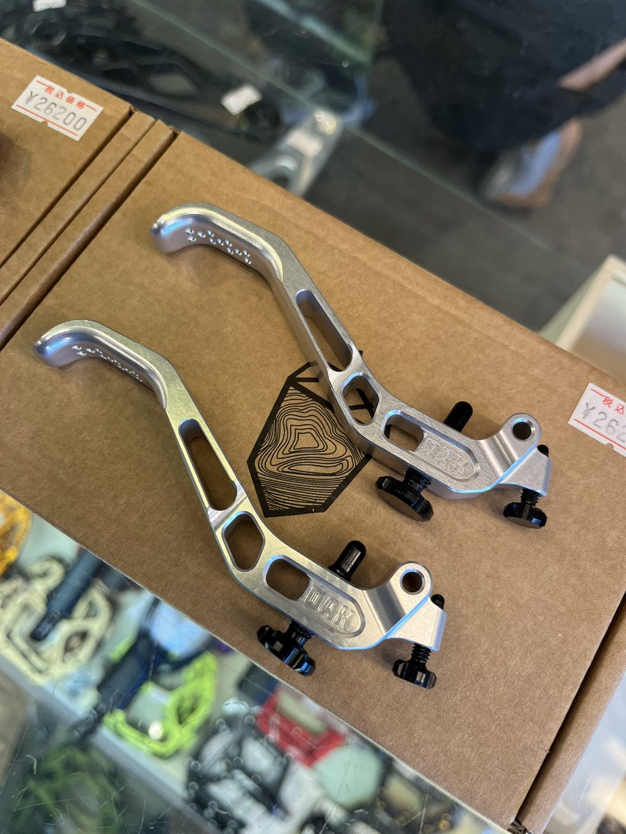 katocycle's tweet photo. 大人気MTBディスクブレーキ、MAGURA MTシリーズ用カスタムレバーブレード、OAK COMPONENTS ROOTLEVERがマイナーチェンジして再入荷！MT5やMT TRAIL SPORTS等、上位グレード以外にも取り付け可能！
#カトーサイクル #magura #oakcomponents #mtb https://t.co/HK1wjDfjhw