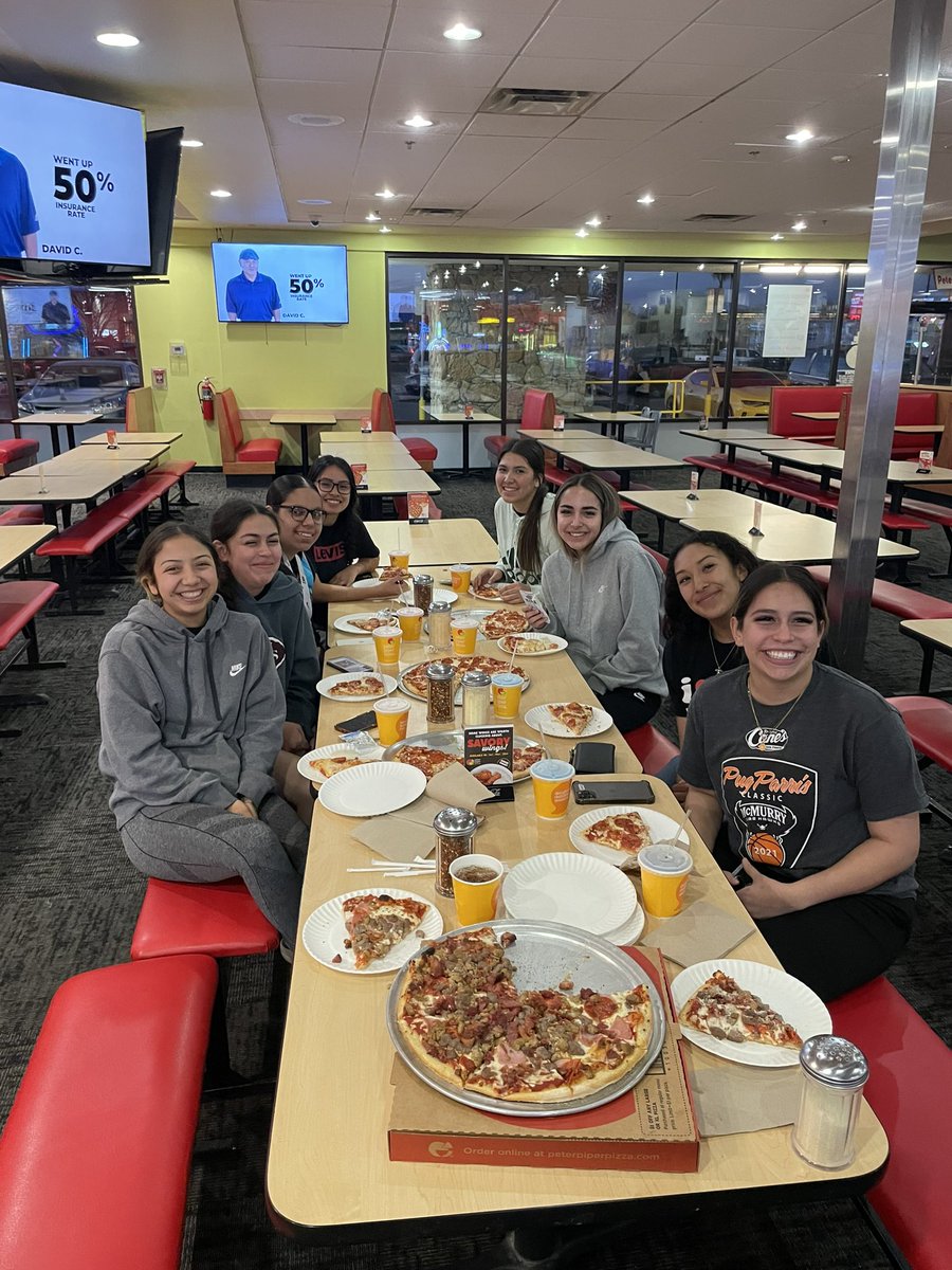 Shoutout to @YsletaGBB tonight who made a young man’s bday special. No one showed up to his birthday party at @PeterPiperPizza. The lady Indians came to the rescue and provided him with a memorable bday experience. Happy bday Damian @YsletaSports @YsletaHS @YsletaISD