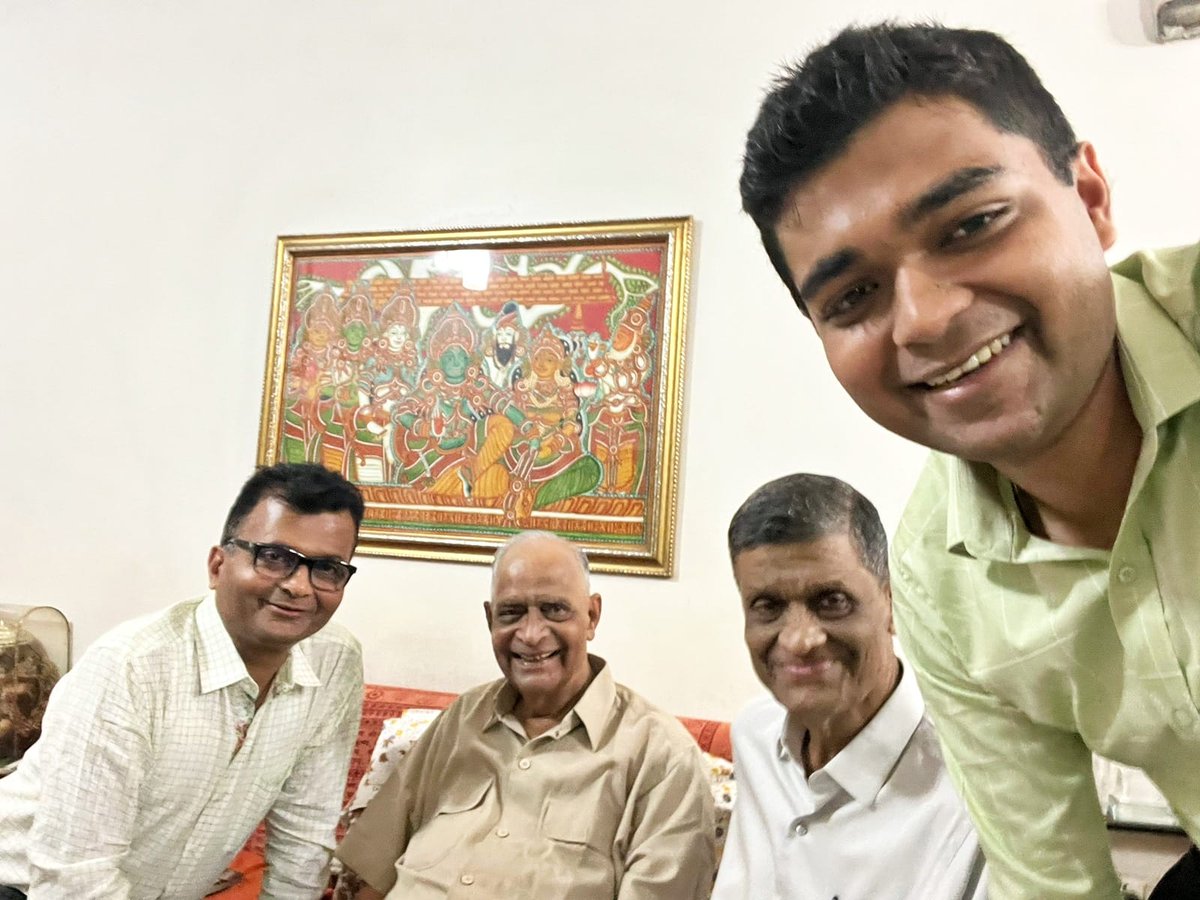 AneelMurarka's tweet photo. It was a rare opportunity to meet #ProfMMSharma ji at his residence along with Papa &amp; son Sidhaant. Prof. Sharma ji is an iconic figure in the #IndianChemicalFraternity and is the recipient of the prestigious award #PadmaVibhushan. He continues to inspire the young minds ⚗️🧪🎓 https://t.co/7MtypW1Ov5