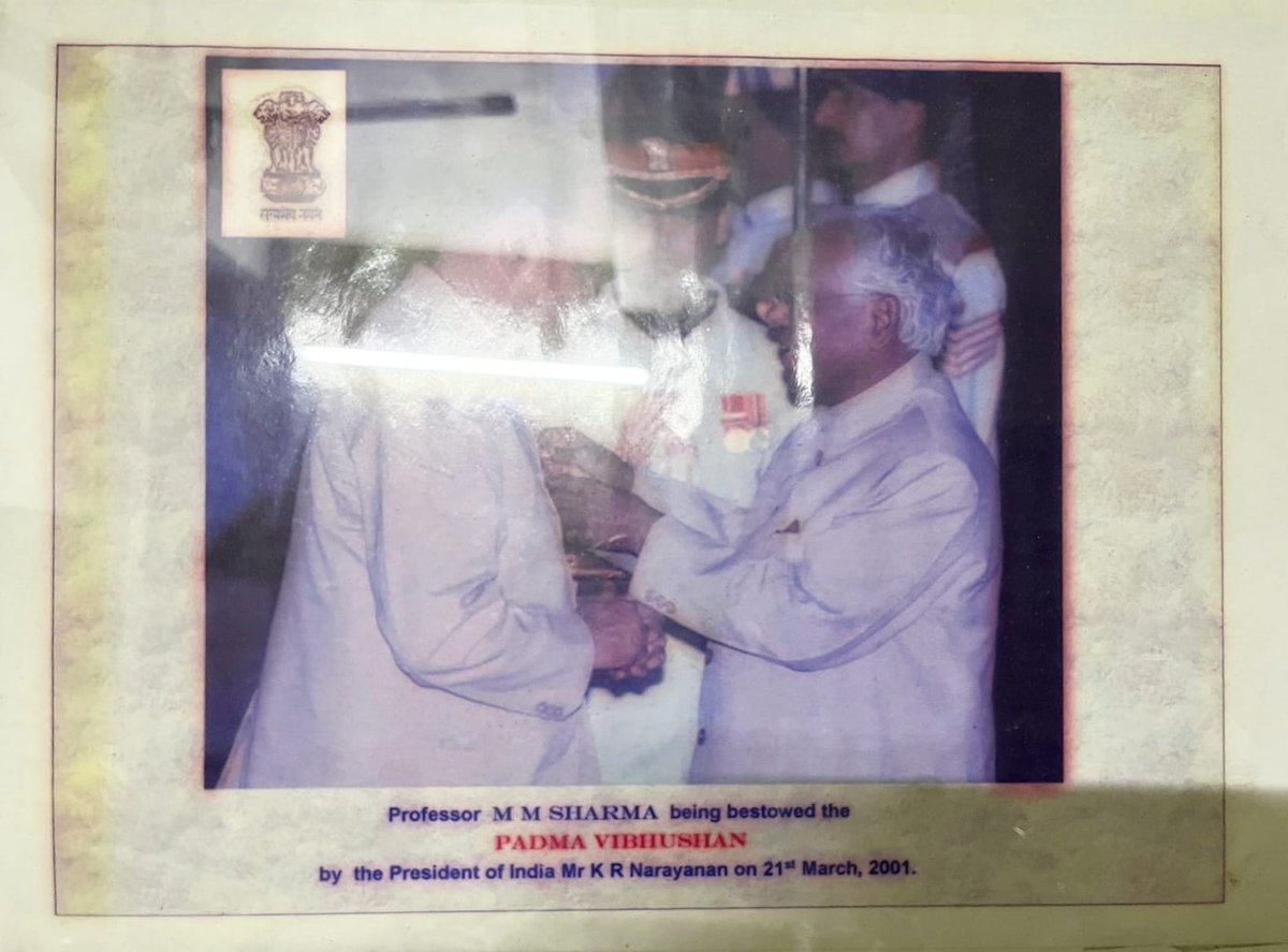 AneelMurarka's tweet photo. It was a rare opportunity to meet #ProfMMSharma ji at his residence along with Papa &amp; son Sidhaant. Prof. Sharma ji is an iconic figure in the #IndianChemicalFraternity and is the recipient of the prestigious award #PadmaVibhushan. He continues to inspire the young minds ⚗️🧪🎓 https://t.co/7MtypW1Ov5
