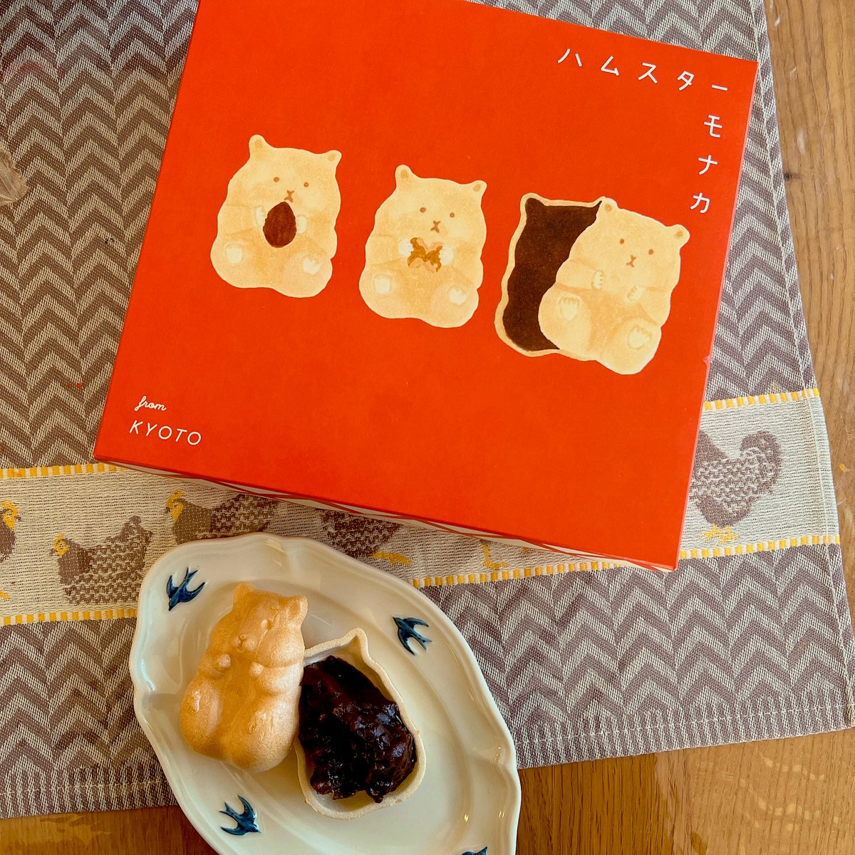 「いただいたお土産と共に、、こんなかわいいおやつがあったなんて、。ハムスターもなか」|ももろ　4／20発売絵本「パンダのパクパクきせつのごはん」のイラスト