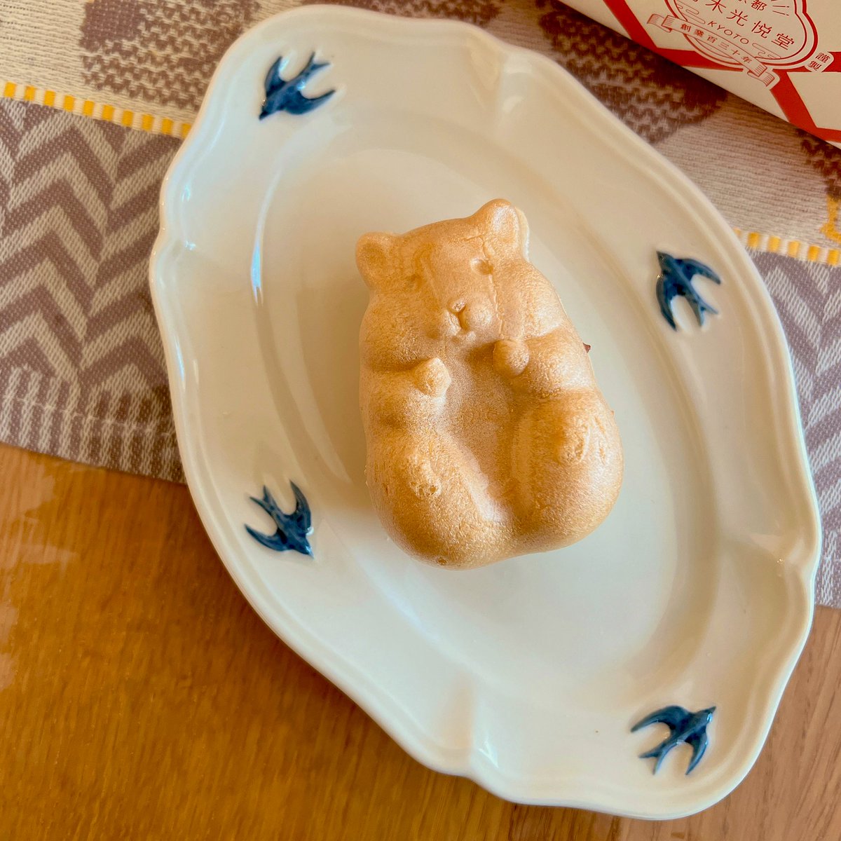 「いただいたお土産と共に、、こんなかわいいおやつがあったなんて、。ハムスターもなか」|ももろ　4／20発売絵本「パンダのパクパクきせつのごはん」のイラスト