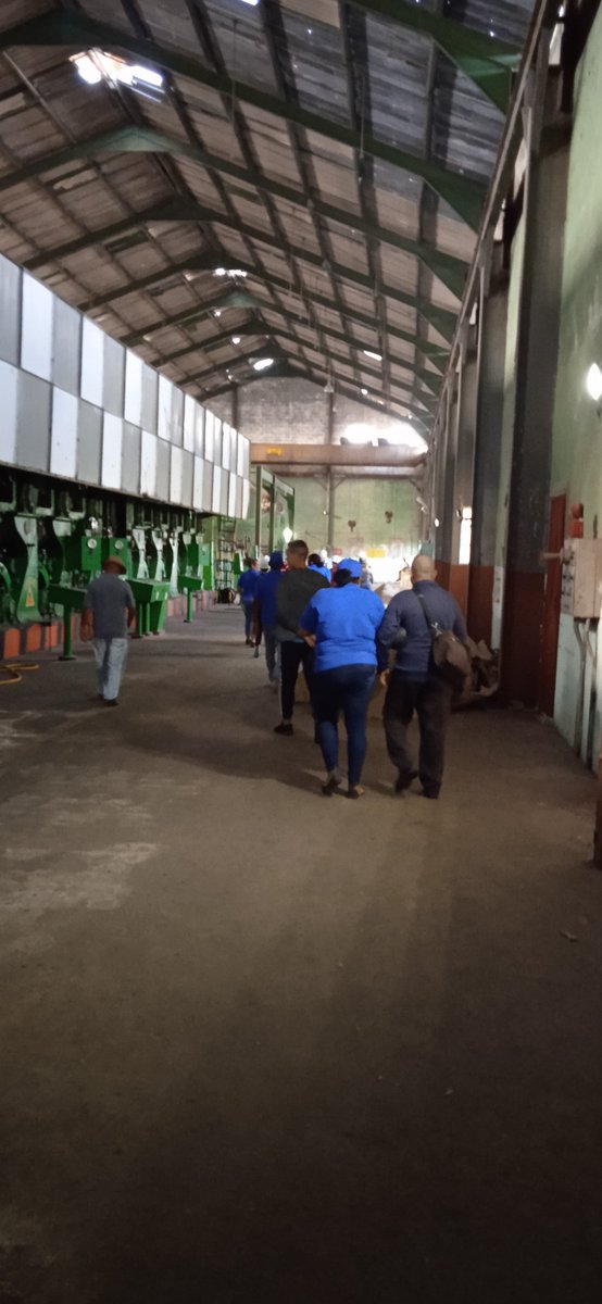AmaroAlien's tweet photo. Intercambian candidatos a Diputados a la ANPP con trabajadores de la Papelera Pulpa Cuba en #Trinidad en pleno proceso de producción #SanctiSpíritusEnMarcha https://t.co/mMx6BHYIFC