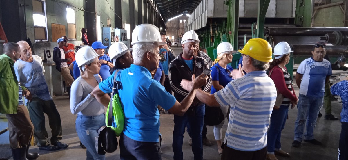 AmaroAlien's tweet photo. Intercambian candidatos a Diputados a la ANPP con trabajadores de la Papelera Pulpa Cuba en #Trinidad en pleno proceso de producción #SanctiSpíritusEnMarcha https://t.co/mMx6BHYIFC