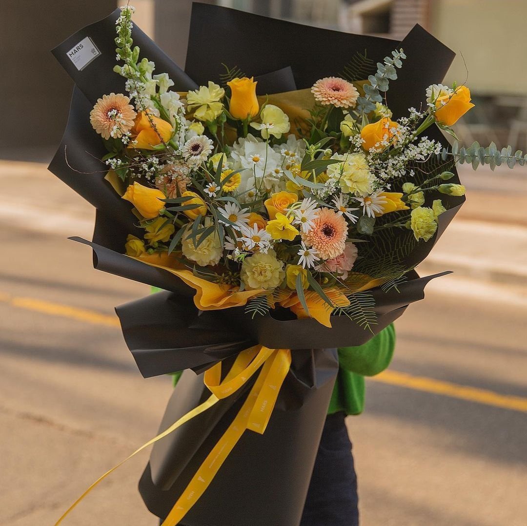 iksanpjw's tweet photo. TREASURE’s flower bouquet for Jeongwoo 💛 #박정우 https://t.co/rKRMQKsto7