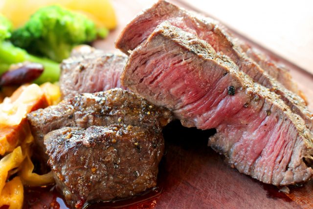 cafe_barLemon's tweet photo. 本日２月９日
🥩肉の日🥩

🍿１８時オープン🍿

2３時閉店

スタッフ

ひーろー🦛
ゆゆ🍎

本日のごはん

「🥩肉の日🥩
　ステーキ定食」

本日のスイーツ

「りほ特製ケーキ」 https://t.co/RtcRjNrqI2