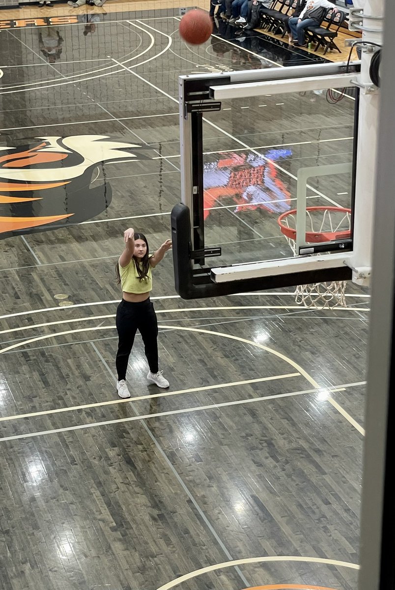 DoaneVolleyball's tweet photo. Anna represented the volleyball team well tonight showing off her basketball skills! Nice work Anna!! #doanevb #doaneBB #multitalents https://t.co/0ekKafrj7n