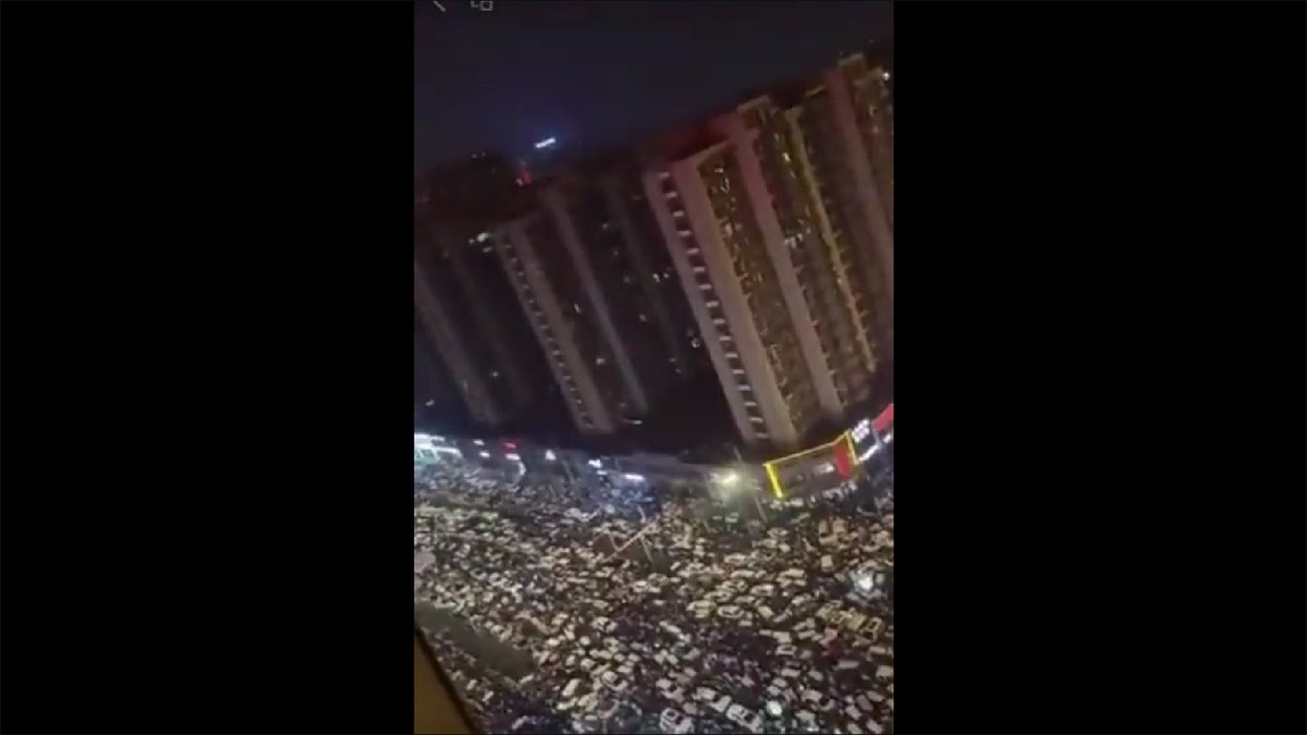 LeeGolden6's tweet image. Meanwhile in #China more protests in Wuhan against the government Because of not being given medical insurance.

 #Wuhan #ChinaProtests