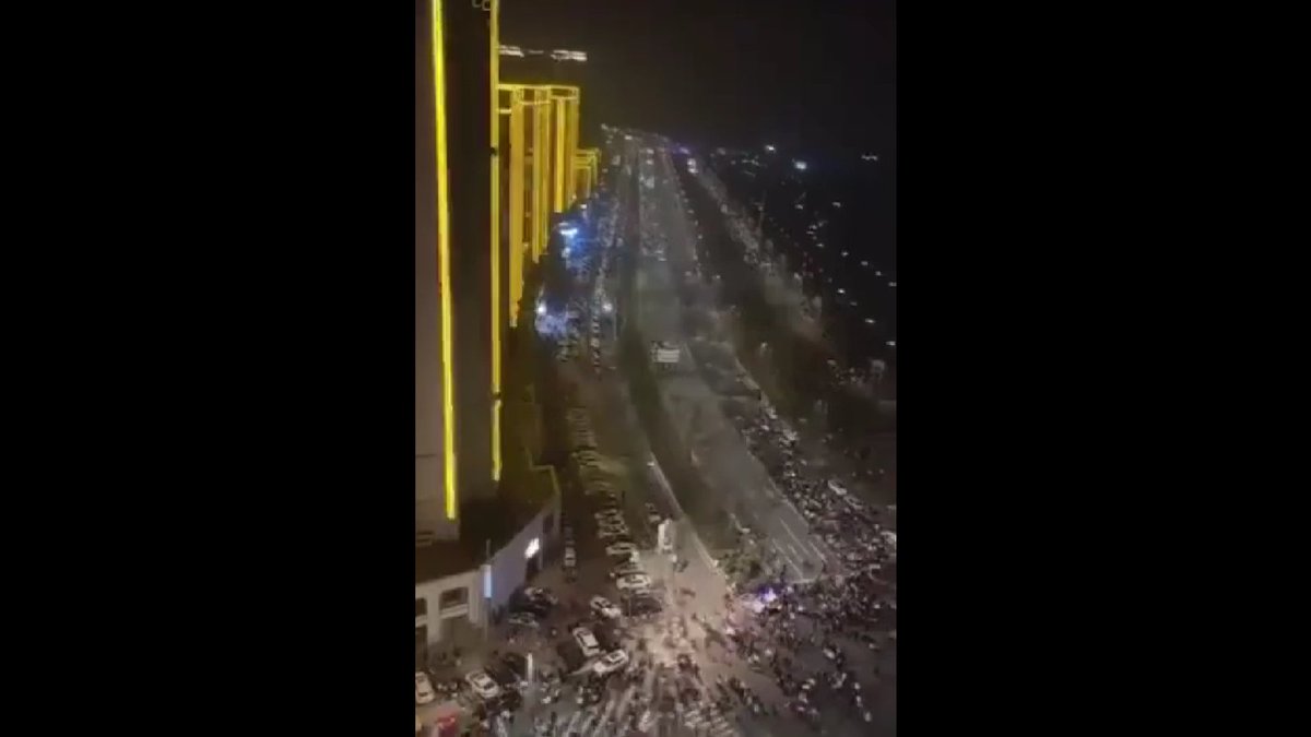 LeeGolden6's tweet image. Meanwhile in #China more protests in Wuhan against the government Because of not being given medical insurance.

 #Wuhan #ChinaProtests