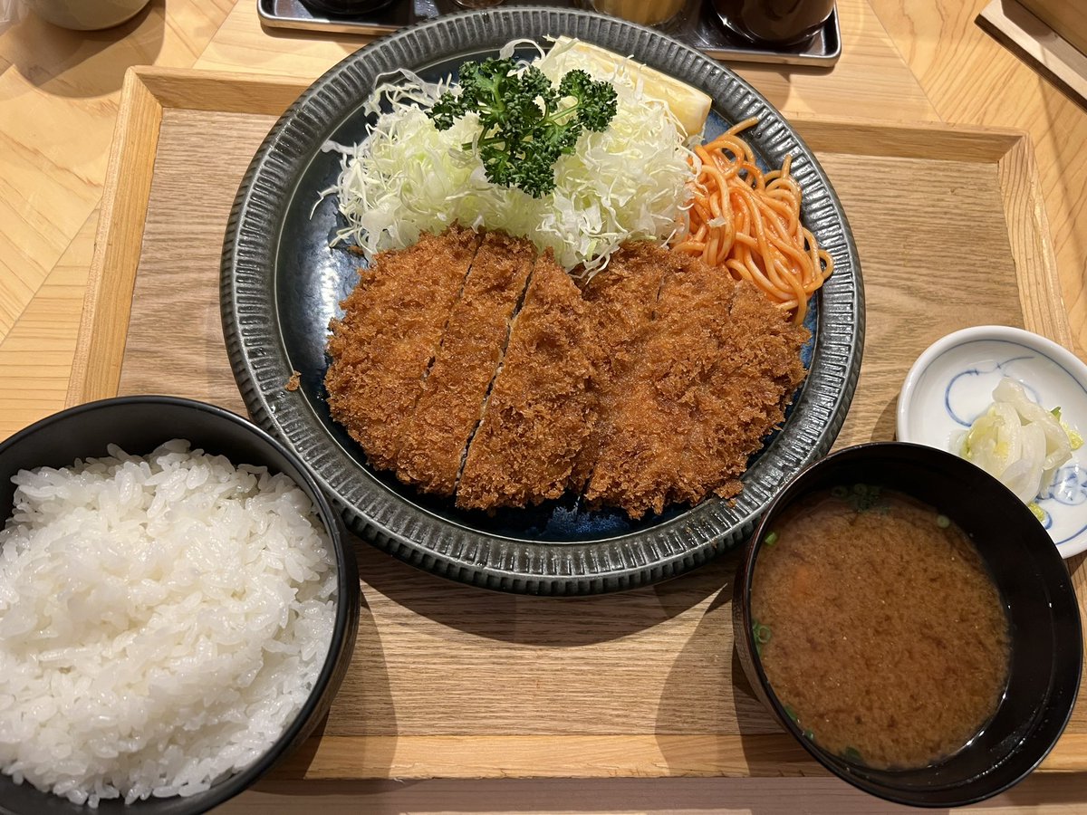 taka_s_h_i's tweet photo. メンチカツライス。
美味すぎる。
#メンチカツライス
#メンチカツ
#梅林 #bairin
#とんかつ #tonkatsu
#ランチ #lunch
#銀座 #ginza https://t.co/QI8bCpbxyY
