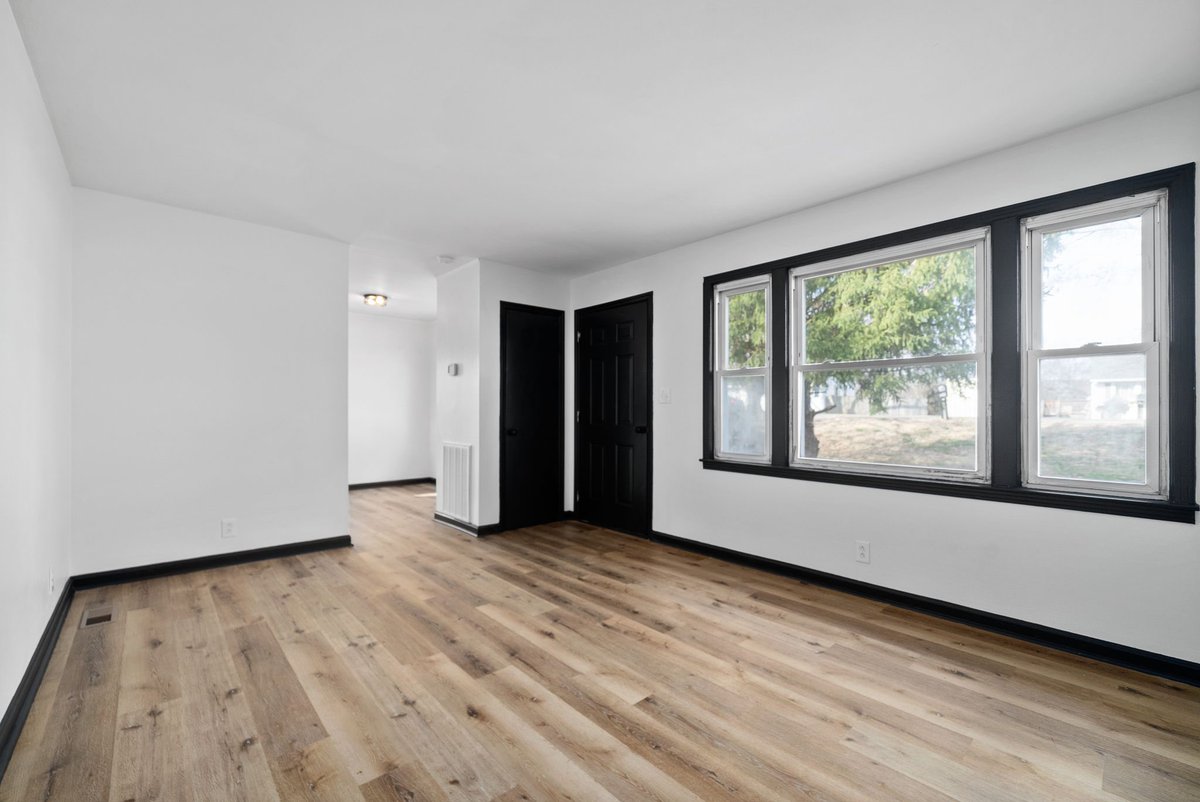 TjharrisRE's tweet photo. 3 week turn over, here’s some pics

This ones a free house, here’s how ⬇️⬇️⬇️ 
Purchase price $115,000
Remodel $25,000
All in for $140,000 cash

Appraised for $217,000
65% LTV refi pulled at $141,000
$0 cash in, rents projected $1395 should net $150 a month
#brrrrstrategy https://t.co/9L8UjyodOo
