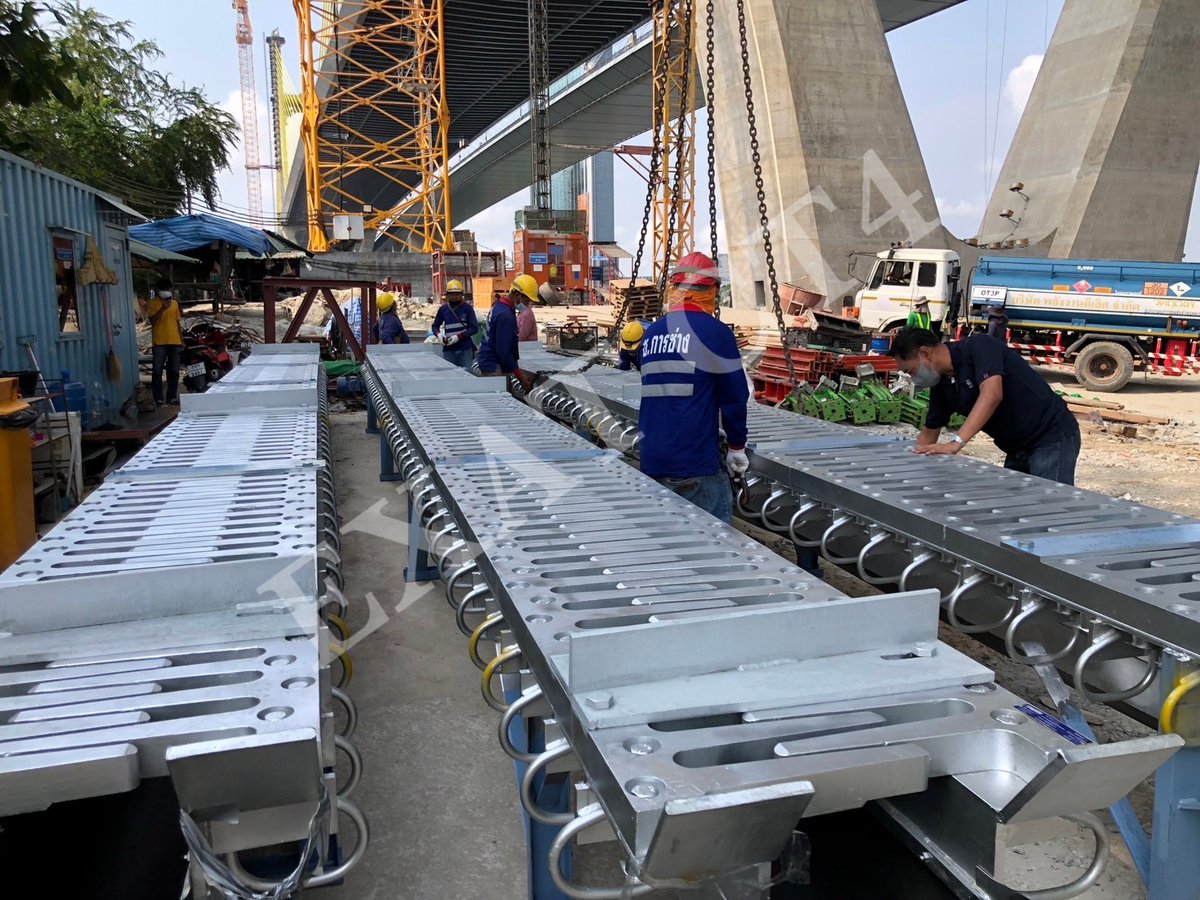 Rama3Ring's tweet photo. ชิ้นงานรอยต่อเผื่อขยาย (Material on site) มีไว้เพื่อติดตั้งระหว่างรอยต่อของพื้นสะพานและทางยกระดับ ��องรับการขยายตัวของพื้นสะพานเมื่อเกิดความร้อนจากสภาวะแวดล้อมในอากาศ และช่วยรองรับแรงกระแทกครับ#ช.การช่างห่วงใยใส่ใจสิ่งแวดล้อม #งานก่อสร้าง #ทางด่วน #เบี่ยงจราจร #exatrama3c4project https://t.co/O3rgiCV57n