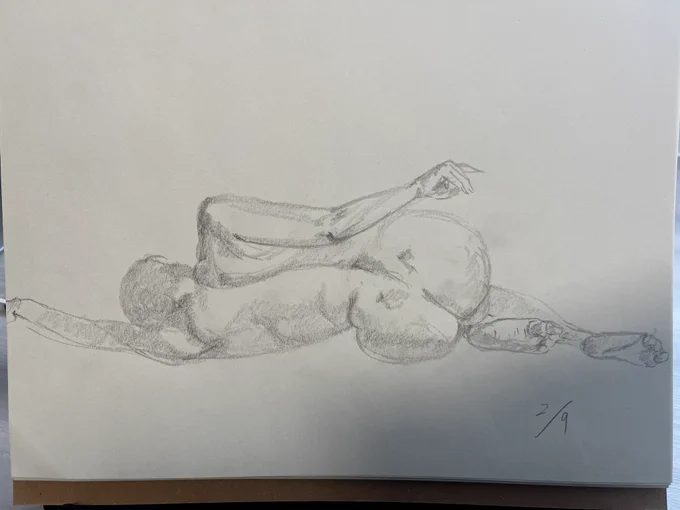 2枚目があまりにもあんまりだったので2回描いたそれにしてもどうしても微妙にはみ出してしまう #まあまあクロッキー 