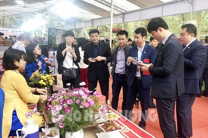 2023 Culture, Tourism, and Trade Promotion Week at Con Son relic site in Hai Duong province bit.ly/3jQpv9T
#Culture #Tourism #Tradepromotion #ConSon #HaiDuong #OCOPproduct #Specialty #Vietnamtravel #Vietnamtourism