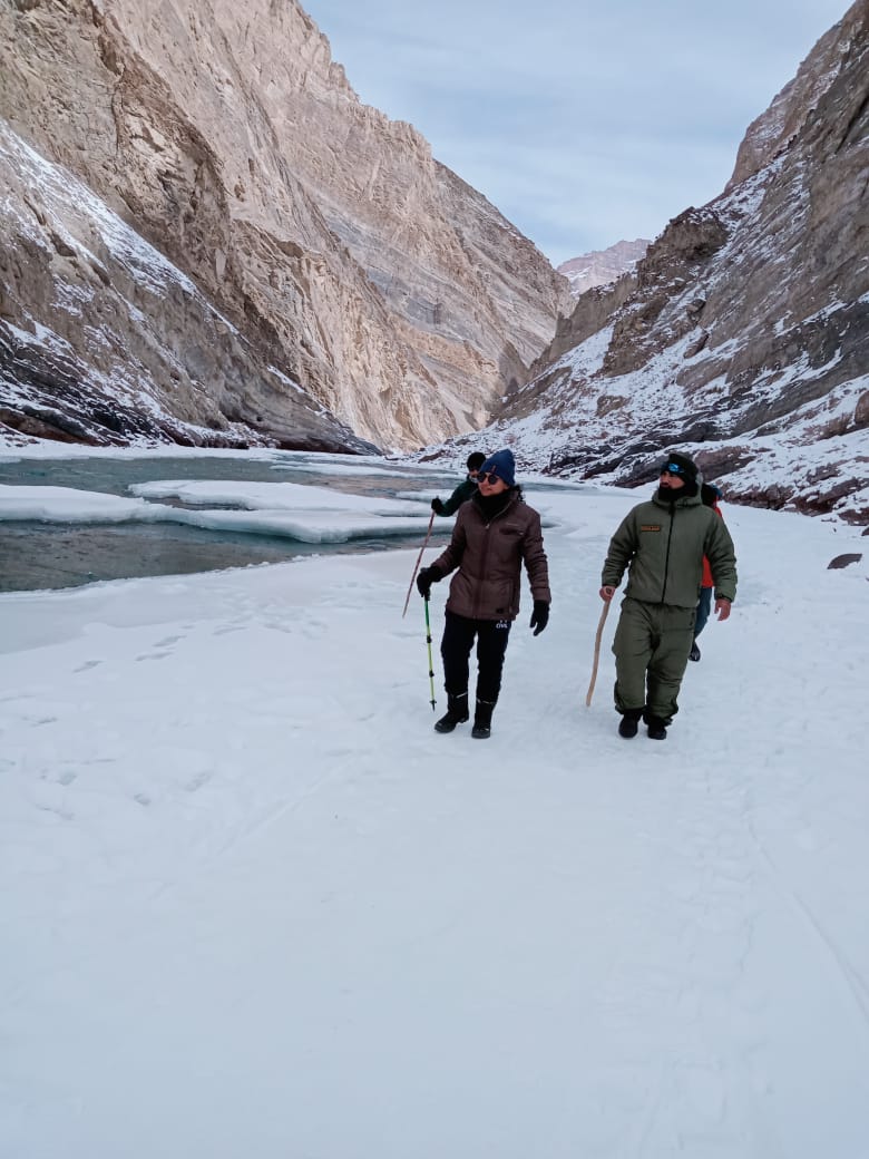 Nitya Durga Potluri (@pdnitya) on Twitter photo Sometimes walking on snow, on ice, then on breaking ice sheets, and crossing through zanskar river #chaddartrek 2023 was worth it. UTDRF Ladakh police helping all along the way <a href="/utladakhtourism/">Ladakh Tourism</a> <a href="/LehPolice/">District Police Leh</a> Sometimes walking on snow, on ice, then on breaking ice sheets, and crossing through zanskar river #chaddartrek 2023 was worth it. UTDRF Ladakh police helping all along the way <a href="/utladakhtourism/">Ladakh Tourism</a> <a href="/LehPolice/">District Police Leh</a>