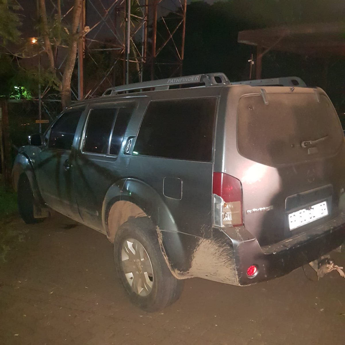 fita_sa's tweet image. 11 undocumented suspects from neighbouring Zimbabwe were arrested after smuggling cigarettes into South Africa. The suspects resisted by trying to engage in a fist fight with the authorities but were unsuccessful. @sarstax @SAPoliceService @SANDF_ZA