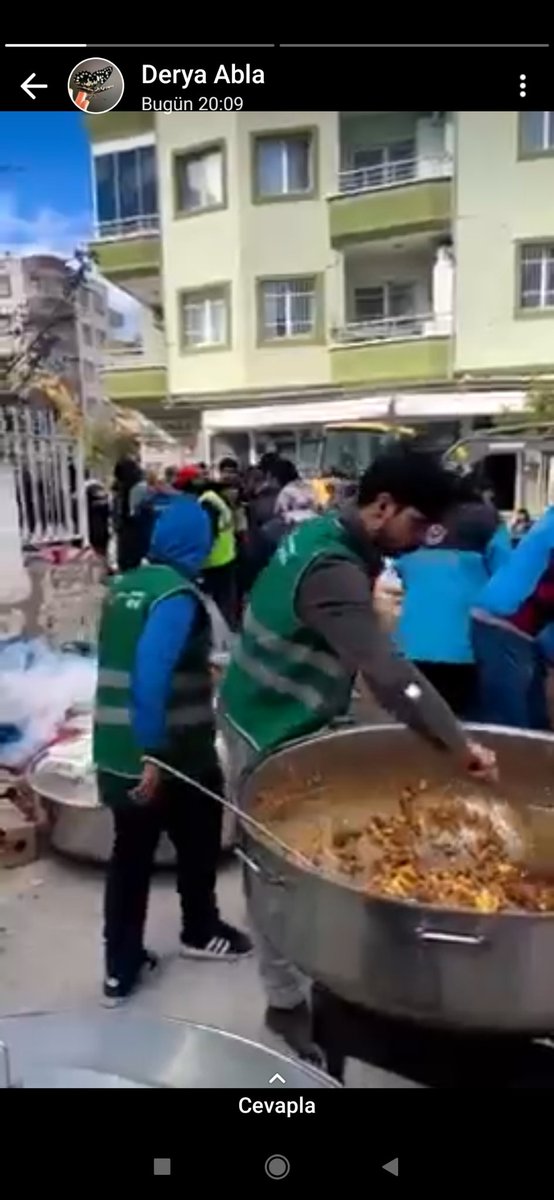 HTC1513's tweet photo. #Hatay'ın #belel ilçesinde (ilçe isminde harf hatası olabilir) Tuna sokak mevkini #deprem zedeler için yemek dağıtım merkezi olarak belirlemiş yardımseverler yayalım lütfen
#AHBAP #noluyoya https://t.co/zqeZtV5OZN