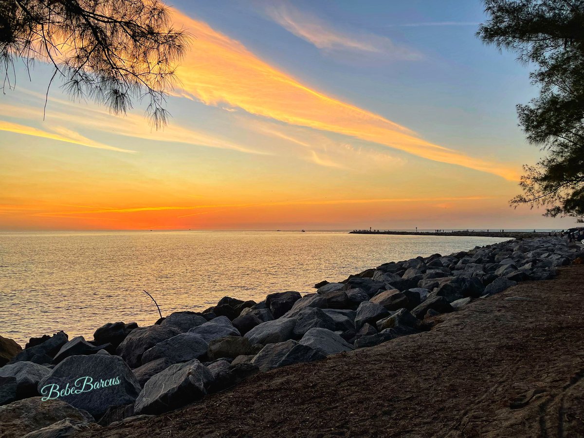 Gorgeous tonight at the jetty🤩
#sarasotalocals #sunset 
#venice #venicejetty #sunsetphotography #beautiful 
#florida  #welivehere 
#therealflorida  #chasingsunsets