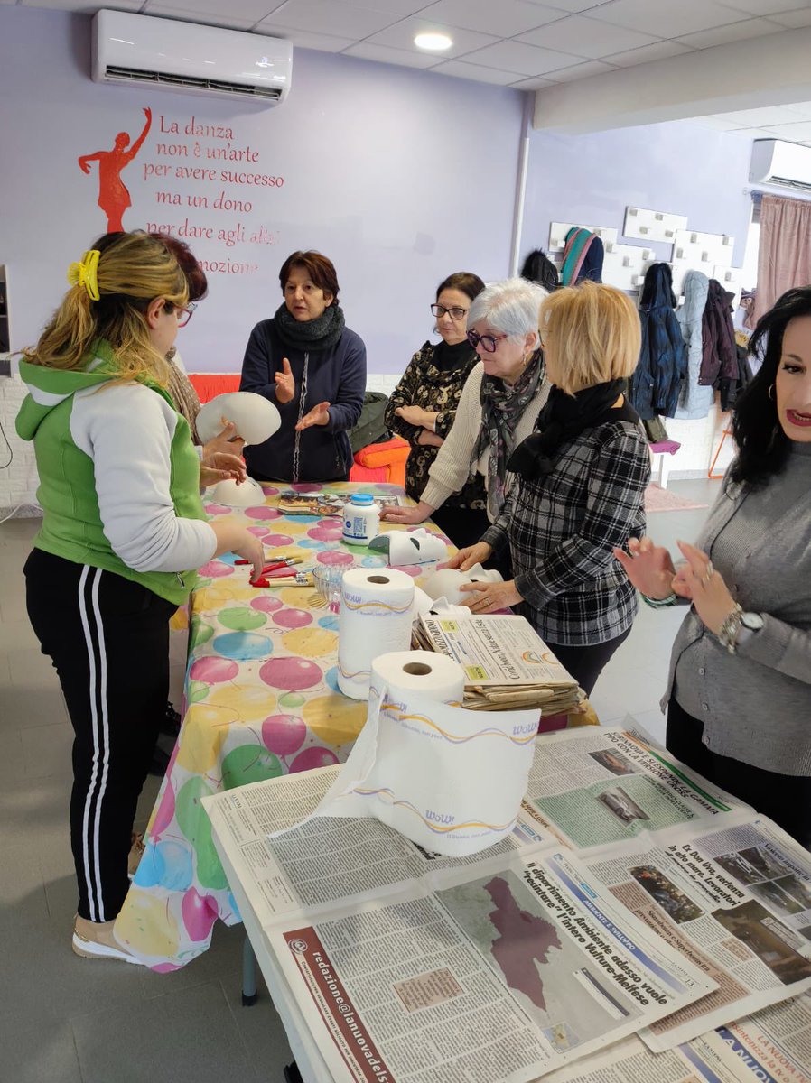 anteasnazionale's tweet photo. Le volontarie dell'Anteas Basilicata mentre preparano le #maschere per la festa incontro #intergenerazionale di #carnevale su usi, costumi e tradizioni delle maschere lucane.

#facciamoladifferenza #insieme #volontari #associazione https://t.co/VlUZx5hLiw