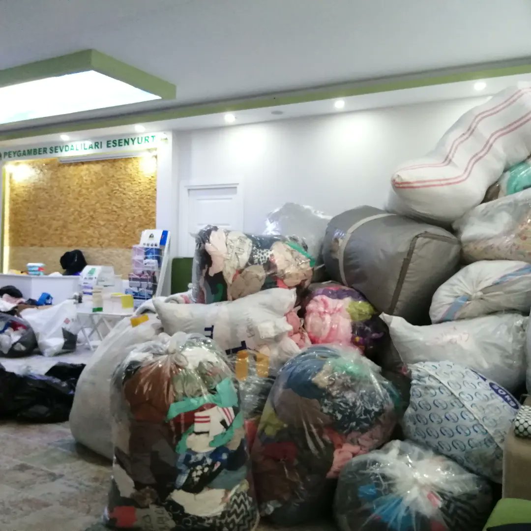 PsEsenyurt's tweet photo. Esenyurt Peygamber Sevdalıları olarak  toplamış olduğumuz insanî yardım malzemelerini deprem bölgesine ulaştırmak üzere 1.kamyoneti gönderdik. https://t.co/9fpmhlcAqt