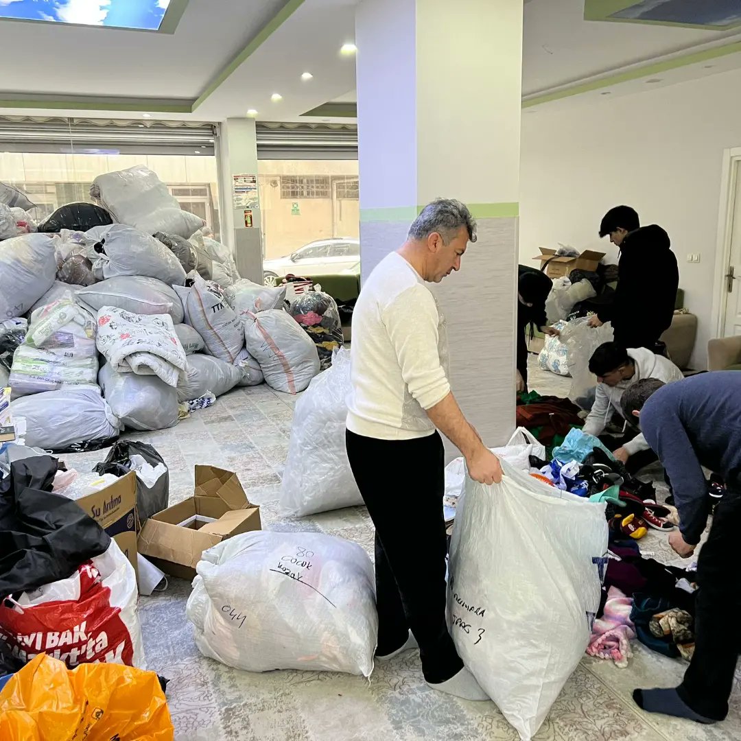 PsEsenyurt's tweet photo. Esenyurt Peygamber Sevdalıları olarak  toplamış olduğumuz insanî yardım malzemelerini deprem bölgesine ulaştırmak üzere 1.kamyoneti gönderdik. https://t.co/9fpmhlcAqt