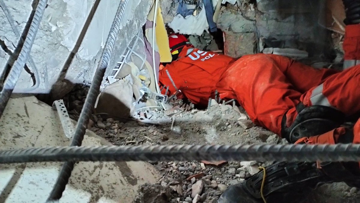 novapolshcha's tweet image. У Туреччині польські рятувальники допомагають ліквідовувати наслідки землетрусу 🇵🇱🇹🇷 #HUSAR Поляки дістали з-під завалів вже 11 живих людей. 

Браво! ❤️👏👏