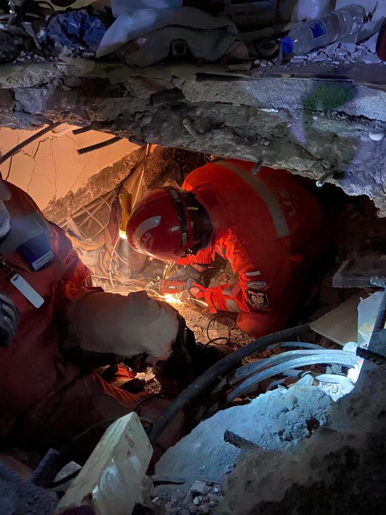 novapolshcha's tweet image. У Туреччині польські рятувальники допомагають ліквідовувати наслідки землетрусу 🇵🇱🇹🇷 #HUSAR Поляки дістали з-під завалів вже 11 живих людей. 

Браво! ❤️👏👏