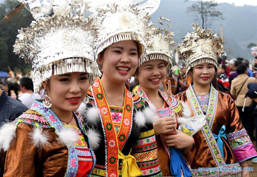 AmbCina's tweet photo. Ragazzi e ragazze del gruppo etnico Miao festeggiano il Festival "#pohui" nella regione autonoma di #Guangxi Zhuang della Cina meridionale.
È tradizione dopo la #FestadiPrimavera, organizzare diverse attività per villaggi della contea di Rongshui Miao per promuovere il #turismo. https://t.co/0Ra0Cvi9bN
